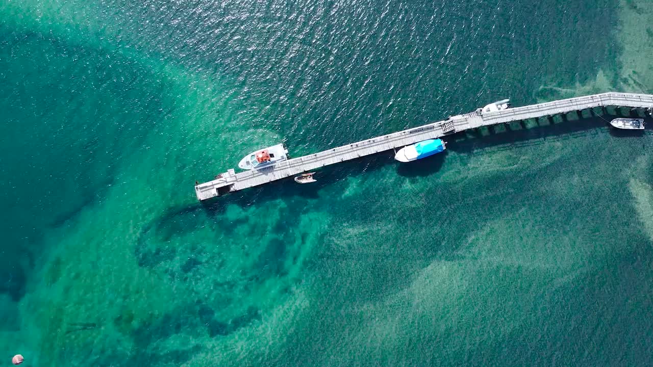 바람이 부는 만, 나우헬 후아피 호수, 파타고니아, 아르헨티나의 맑은 바닷물에 부두