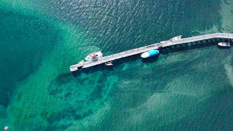 Pier-Auf-Dem-Kristallklaren-Wasser-Der-Windigen-Bucht,-See-Nauhel-Huapi,-Patagonien,-Argentinien