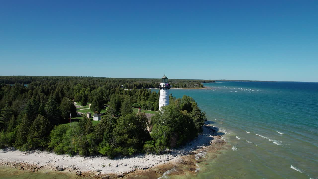 드론이 도어 카운티 (door county) 해안의 등대 (light house) 에서 물러난다.
