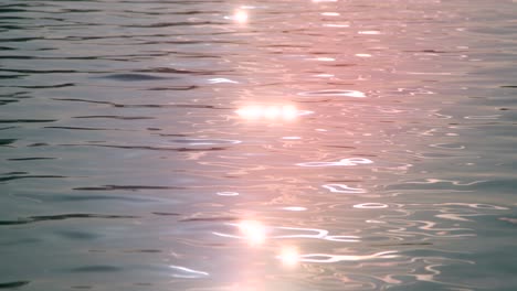 Un-Reflejo-Brillante-Y-Resplandeciente-Del-Sol-En-Una-Superficie-Oceánica-Brillante-En-Cámara-Lenta--Toma-De-Primer-Plano