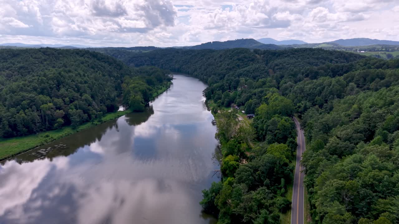 Veduta aerea del New River vicino a Fries, Virginia.