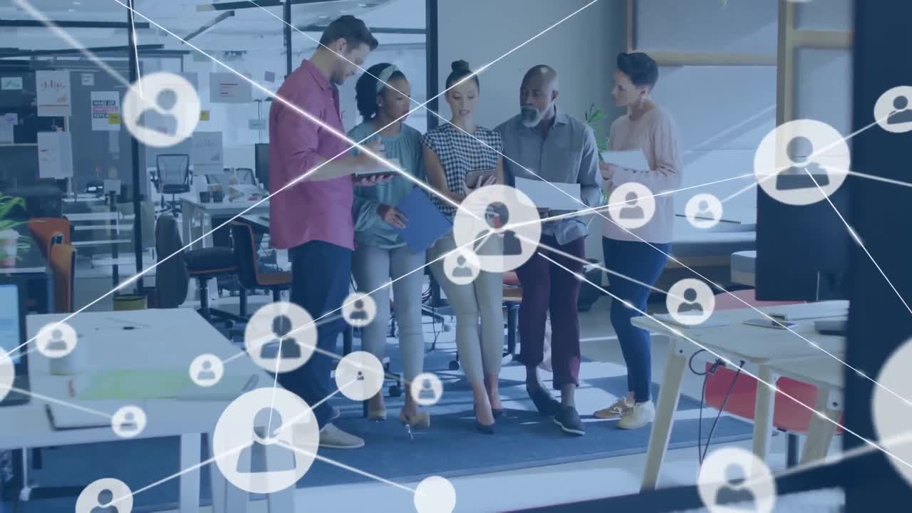 사무실에서 함께 토론하는 다양한 동료 팀에 대한 프로필 아이콘 네트워크의 애니메이션