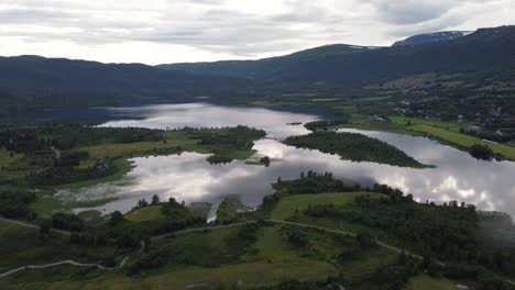 Popular-Lago-Ustedalsfjorden-En-Geilo---Antena-En-Movimiento-Hacia-Atrás-Al-Amanecer-Con-Reflejos-Del-Cielo-En-La-Superficie-Del-Agua---Noruega