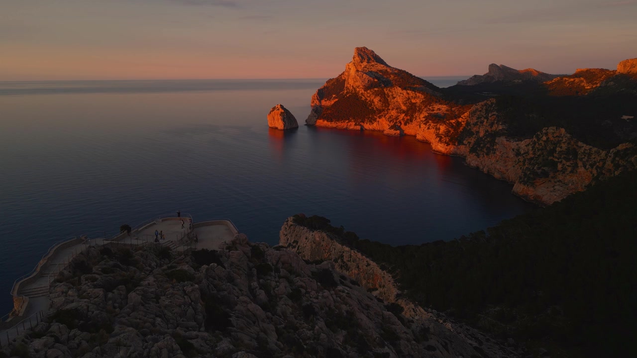 Tramonto all'ora d'oro al punto panoramico di Cap Formentor, Isola di Es Colomer, Maiorca, Spagna. Bellezza naturale scenografica, montagne cinematografiche, formazione rocciosa, paesaggio costiero. Epico documentario aereo con drone 4K UHD