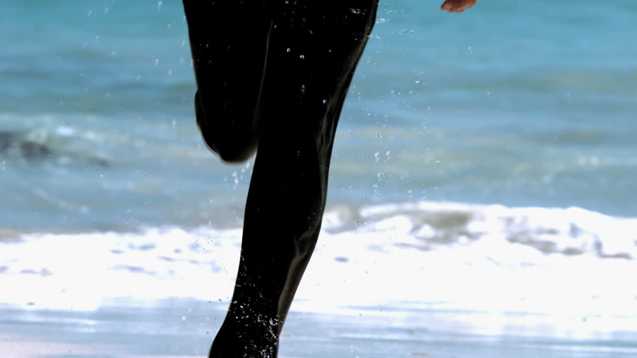 바다 밖으로 달리는 사업가