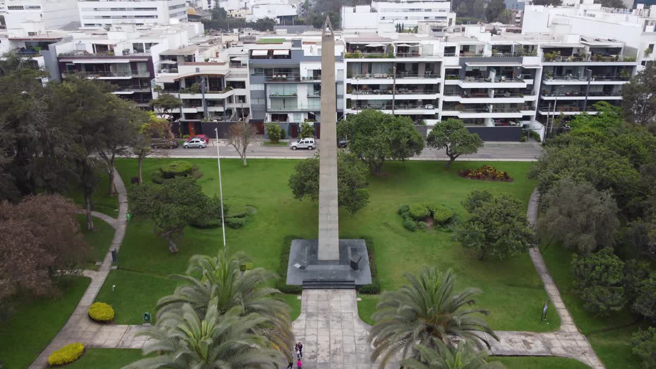 video de drones de un obelisco en un parque