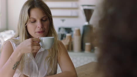 Hermosa-Mujer-En-La-Cafetería-Hablando-Con-Un-Amigo-Bebiendo-Café-Disfrutando-De-Una-Conversación-Relajada-Charlando-Juntos-Socializando-En-La-Tienda-Del-Restaurante