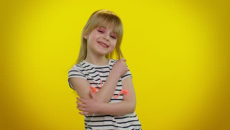 Niña-Pequeña-Sonriente-Parpadeando,-Mirando-La-Cámara-Con-Una-Sonrisa-Dentuda,-Guiñando-Un-Ojo,-Coqueteando