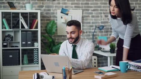 colaboración empresarial en una oficina moderna