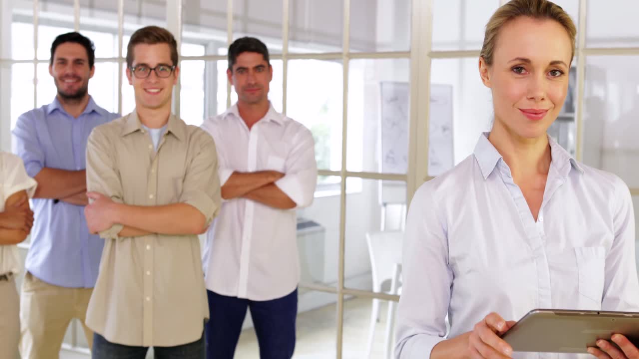joven equipo creativo posando con los brazos cruzados