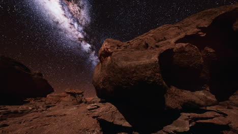 rocas rojas y la vía láctea cielo nocturno en moab utah