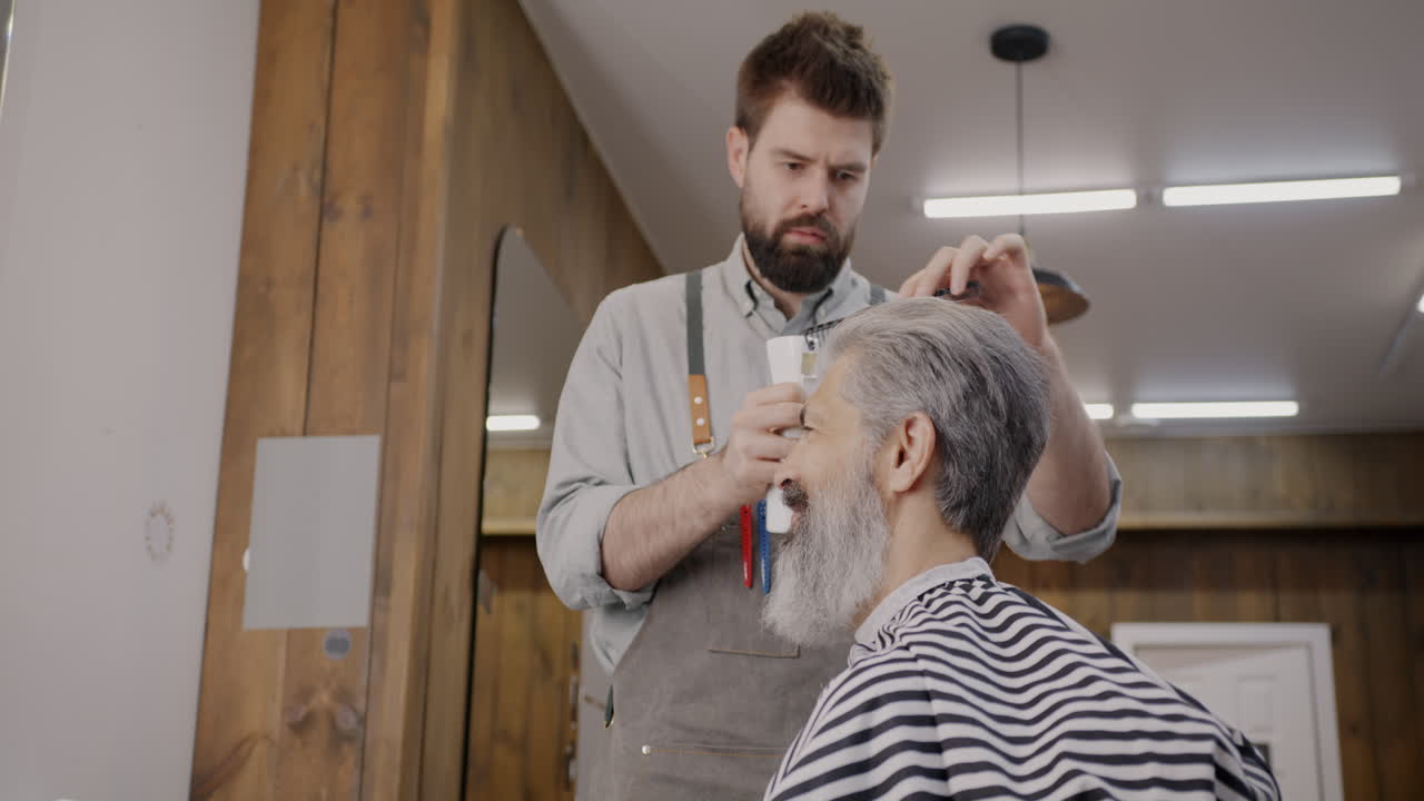 un hombre se corta el cabello en una barbería.