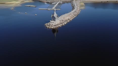 orilla rocosa con una pequeña vista aérea de la capilla ortodoxa