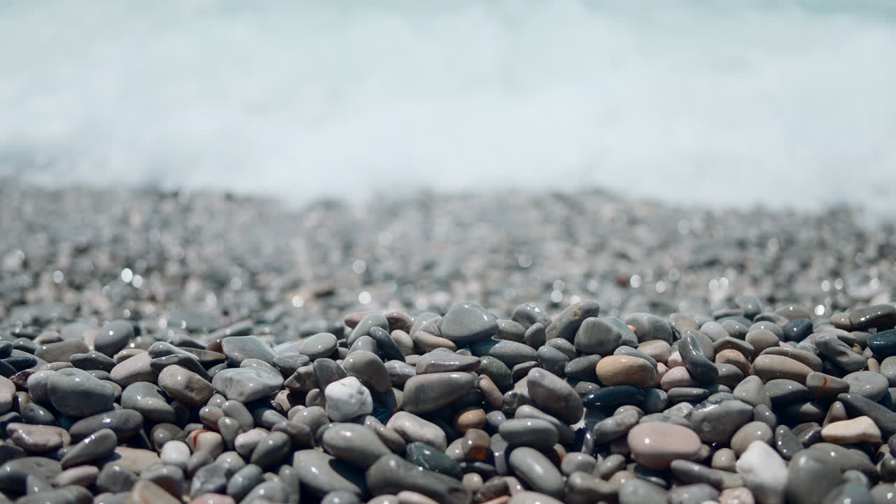 바다의 파도와 함께 해변에 있는 비석