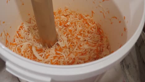 prensando el repollo agrio mezclado con un bate
