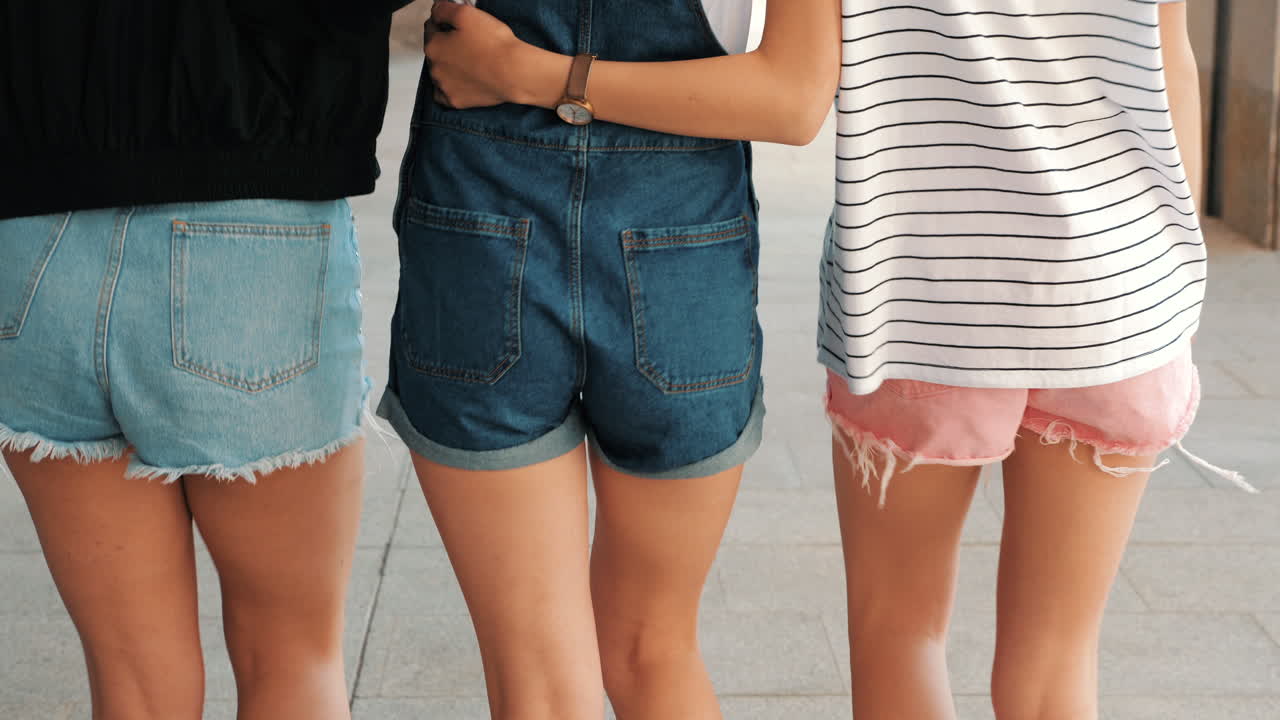 거리를 고 있는 세 명의 여성