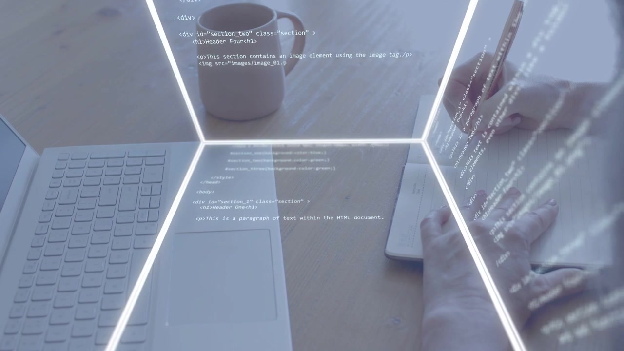 Hex-gitter vises, hænder skriver noter, mens kode strømmer hen over bærbar computer og krus, planlægger kode