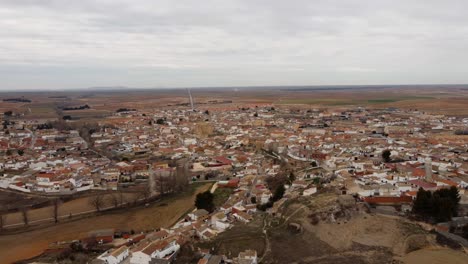 Iglesia-Y-Pequeño-Pueblo-En-España.