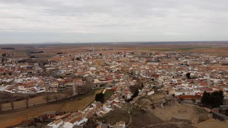 iglesia y pequeño pueblo en españa