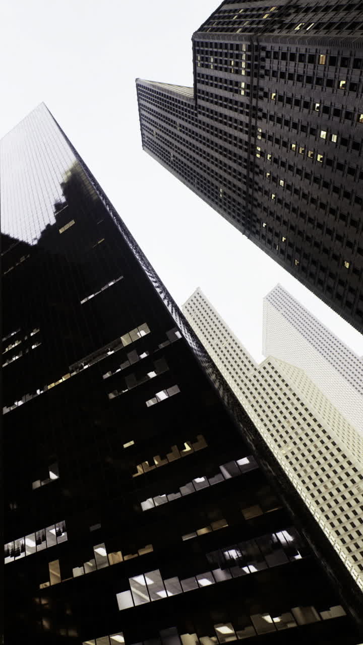 Edifícios altos que alcançam o céu numa área movimentada da cidade durante o dia.
