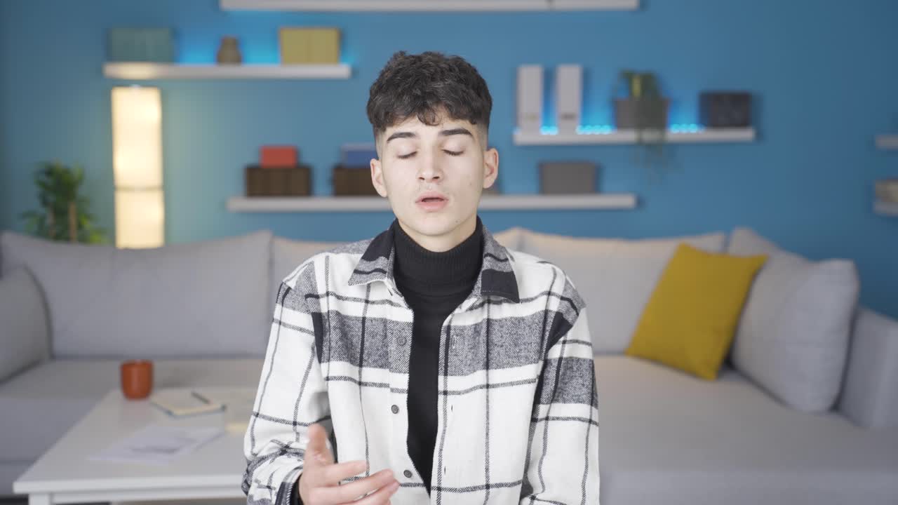 놀란 젊은이. 젊은이가  ⁇  놀랐다.