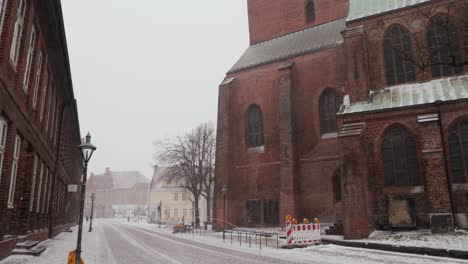 Toma-De-Una-Ventisca-En-Lüneburg,-Norte-De-Alemania