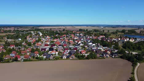 Pequeño-Pueblo-De-Pescadores-En-El-Mar-Báltico