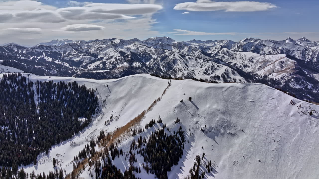 park city utah antena v38 paisaje natural estético, sobrevuelo de la cresta de la montaña capturando una hermosa vista del paisaje montañoso blanco durante la temporada de invierno en un día soleado - rodada con mavic 3 cine - febrero de 2022