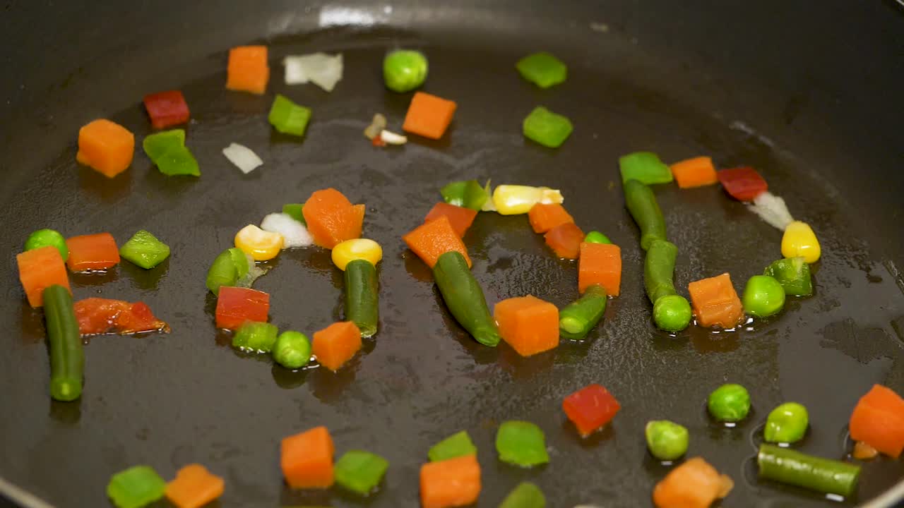 Gewürztes Gemüse, das das Wort ESSEN bildet