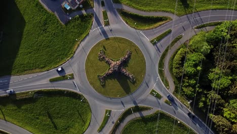 vista aérea estática de una intersección de rotonda única