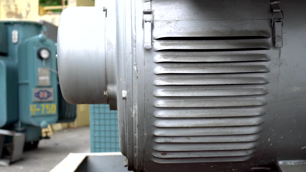 부러스리스 동기 변압기의 부품을 자세히 살펴보십시오.