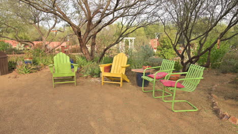 coloridas sillas de jardín en el parque jardín comunitario local