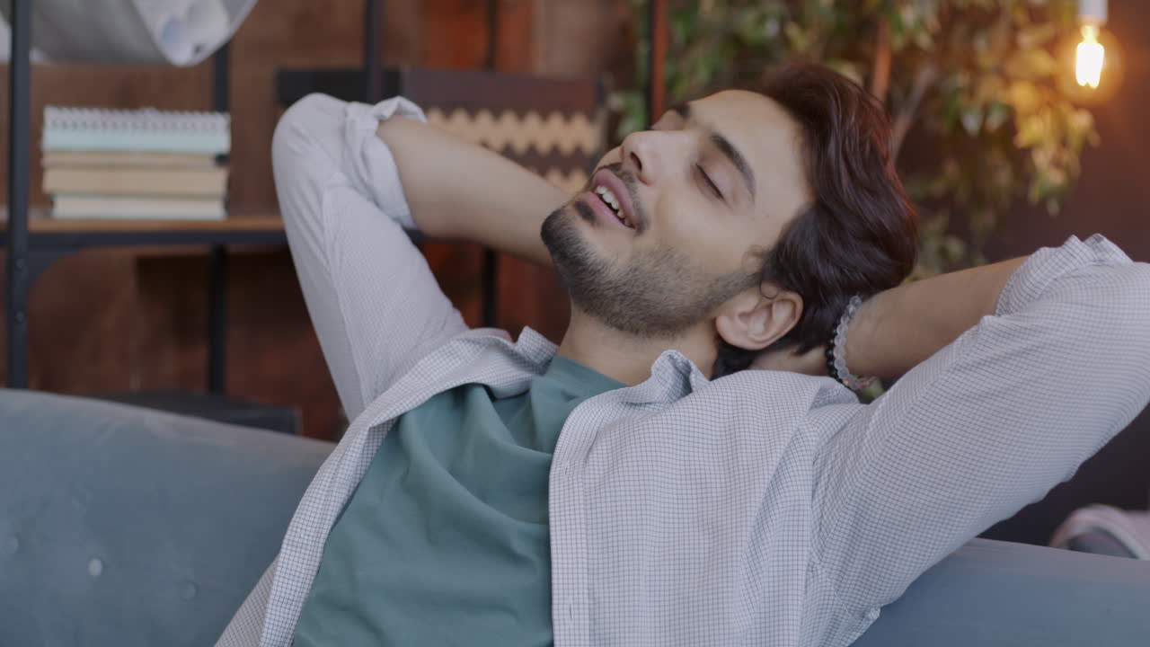 hombre relajándose en un sofá