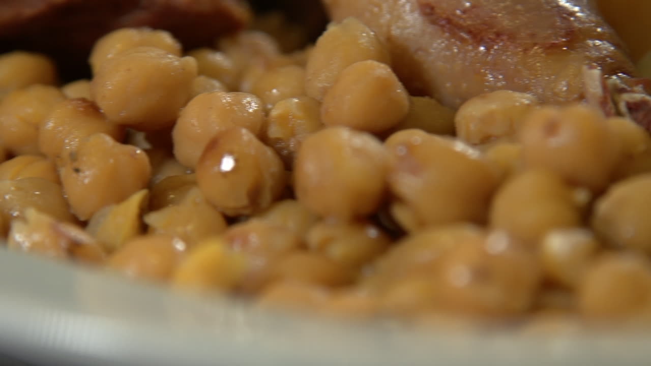 primer plano de cocido madrileño, estofado tradicional a base de garbanzos de madrid, españa