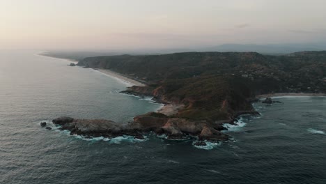 Vogelperspektive-Auf-Die-Halbinsel-Punta-Cometa-Und-Die-Malerischen-Strände-In-Mazunte,-Mexiko