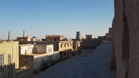 Muralla-De-La-Antigua-Ciudad-Amurallada-De-Kniva,-Uzbekistán,-Vista-Panorámica-En-Un-Día-Soleado