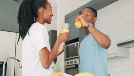 una pareja feliz disfrutando del desayuno juntos.