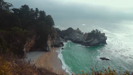 McWay-Falls-at-Big-Sur,-Pfeiffer-Beach,-California