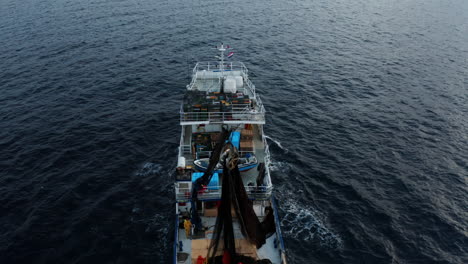 gran barco pesquero navega por el mar adriático para regresar al puerto de rijeka