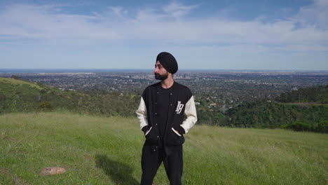 guapo hombre indio sikh de pie en el prado - empujar en