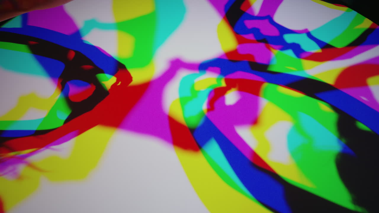 manos coloridas haciendo forma de corazón niños divirtiéndose jugando en luz multicolor niños juguetón juego con colores del arco iris concepto de amor