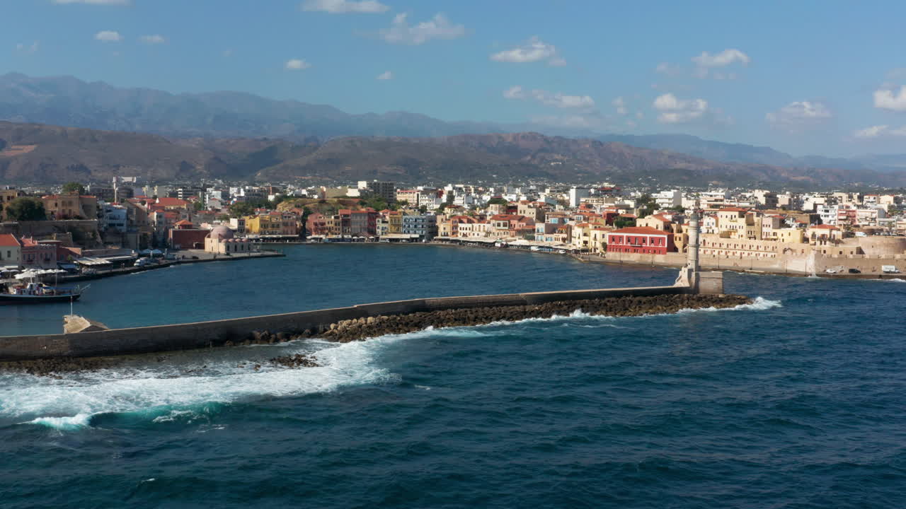 vista del puerto de chania y faro en el antiguo puerto veneciano de chania en grecia