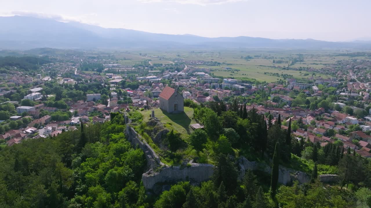 Kleine Kirche auf dem Hügel mit Blick auf die Altstadt von Sinj in Dalmatien, Kroatien