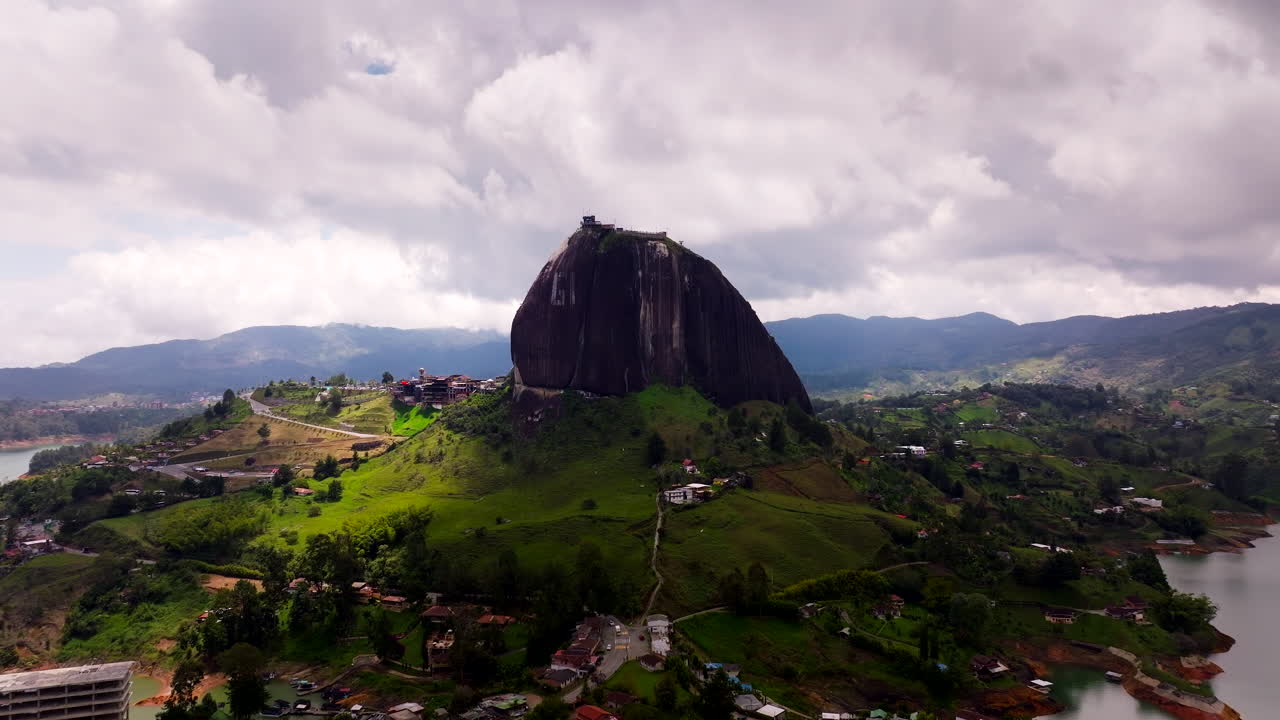 Aproximação aérea do icônico inselberg El Peñol em Guatapé, Colômbia.