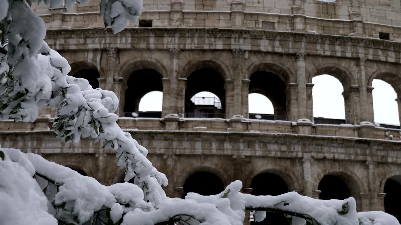눈으로 인 콜로세움의 그림 같은 풍경