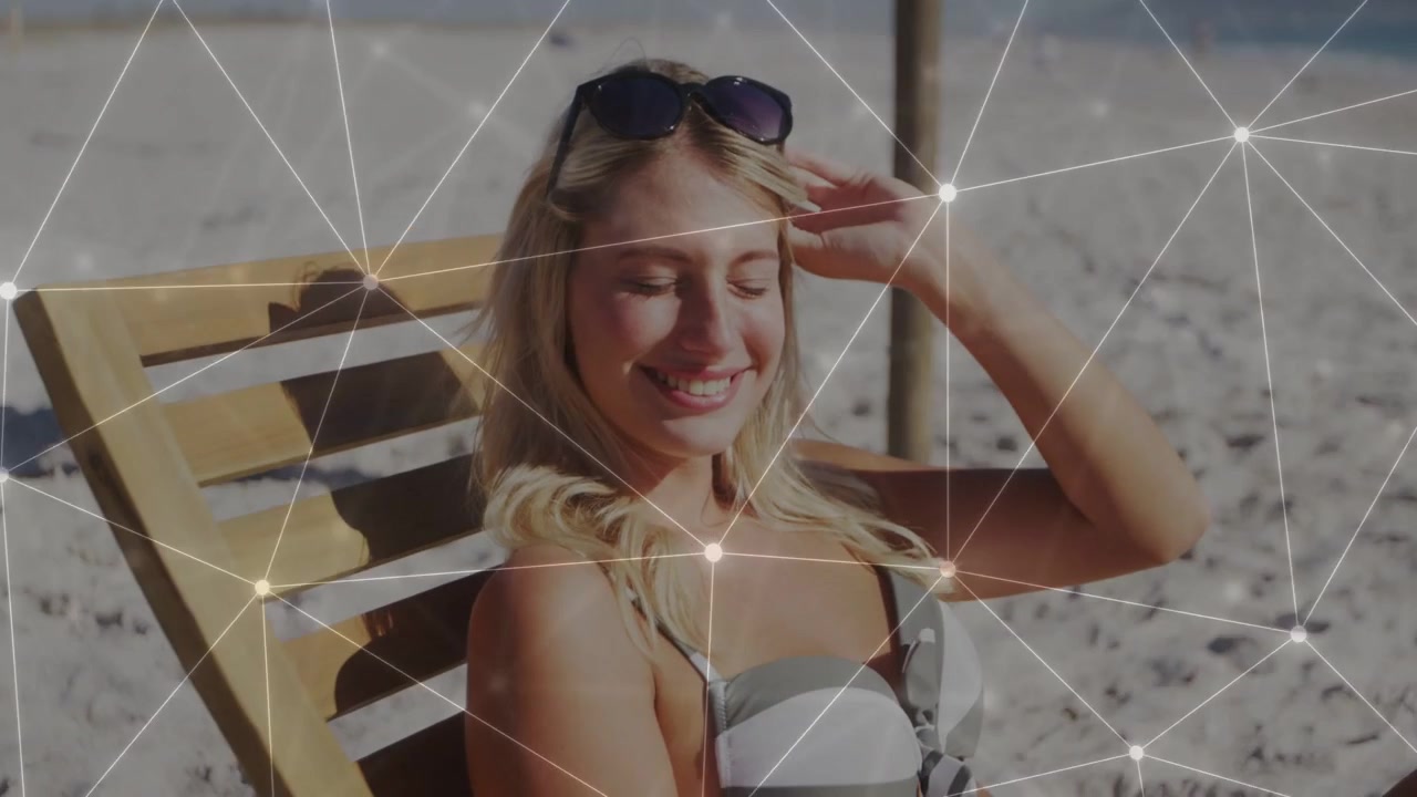 Donna in spiaggia che alza la mano, regolando gli occhiali da sole, reclinata, con sovrapposizione tecnologica sulla scena