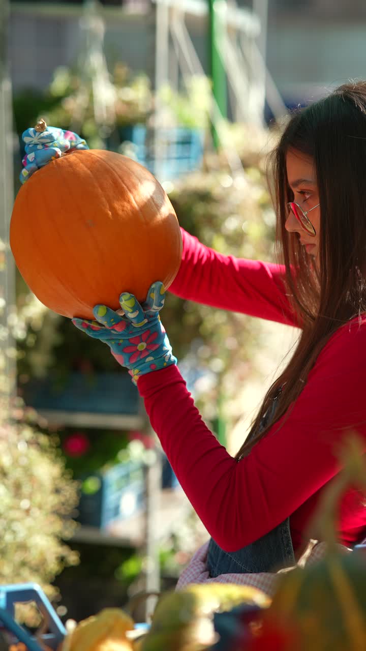 정원에서 호박을 들고 있는 여자