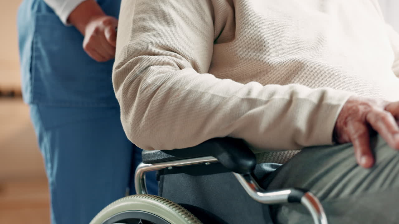 체어 에 앉은 노인 을 밀고 있는 간호사