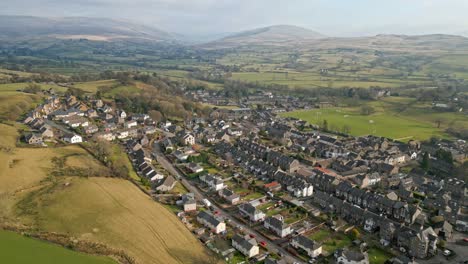 filmische luftaufnahmen von sedbergh village, dem idealen ort für einen ausflug zu jeder jahreszeit