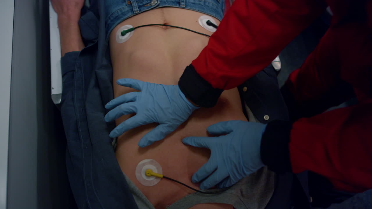 las manos del médico de la ambulancia haciendo resucitación cardíaca de emergencia en el paciente. paramédico rescatando al hombre